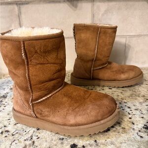 UGG Women's Chestnut Classic Short Suede Boots with Stitch Detail size 7